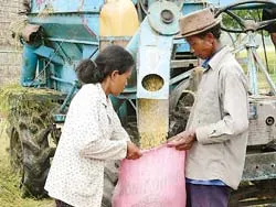 Máy suốt lúa “Made in An Giang – Việt Nam” trên đất Chùa Tháp